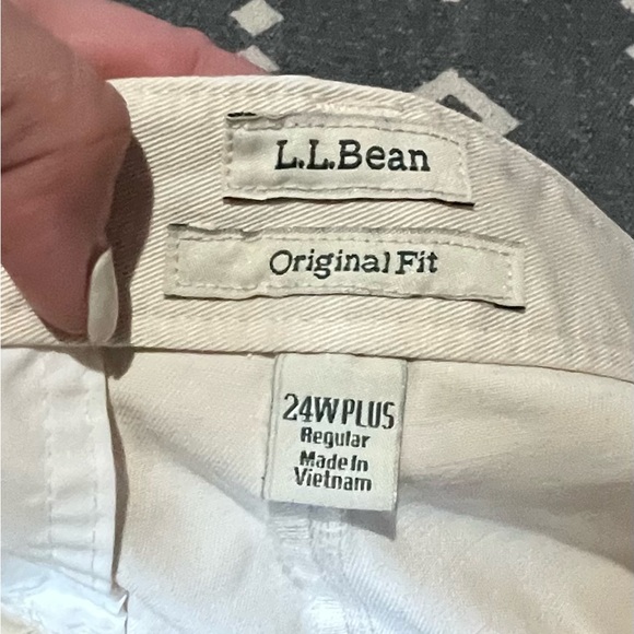 L.L. Bean Women's Light Beige  Bermuda Shorts women’s 24W - Picture 4 of 7